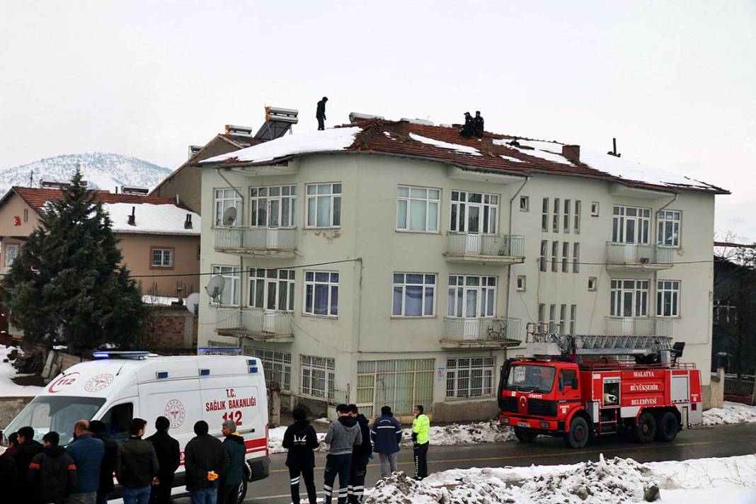 Evlerin çatısına çıkıp 'İntihar ediyorum' şovu yapmayı hobi edinmiş! Bakın kaçıncı kez intihara teşebbüs etti... 1